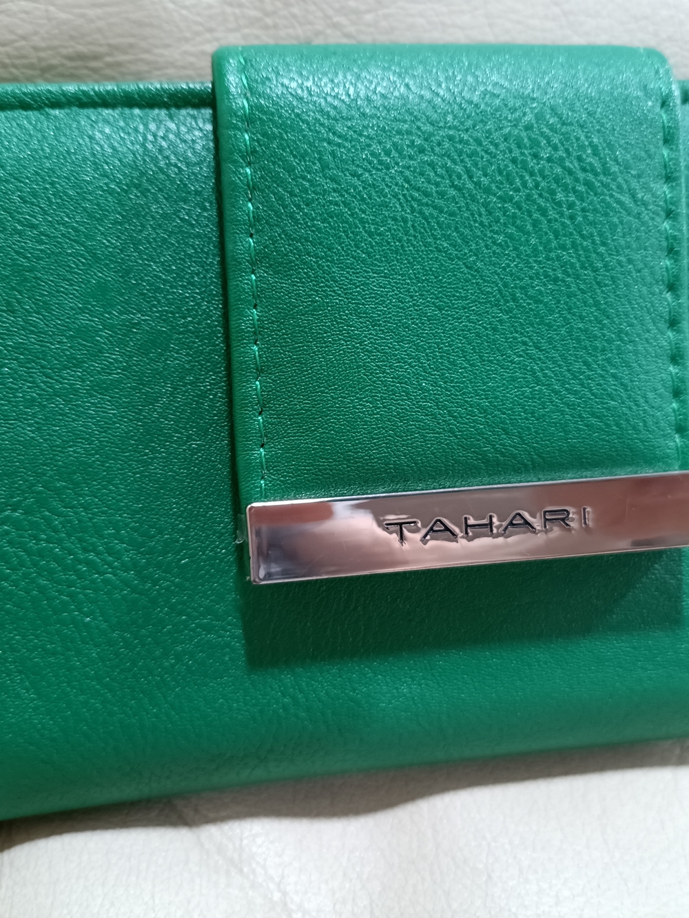 TAHARI VIBRANT GREEN WOMEN'S WALLET